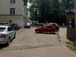Кикшеринговая компания привела в порядок двор в Дзержинском, заставленный самокатами